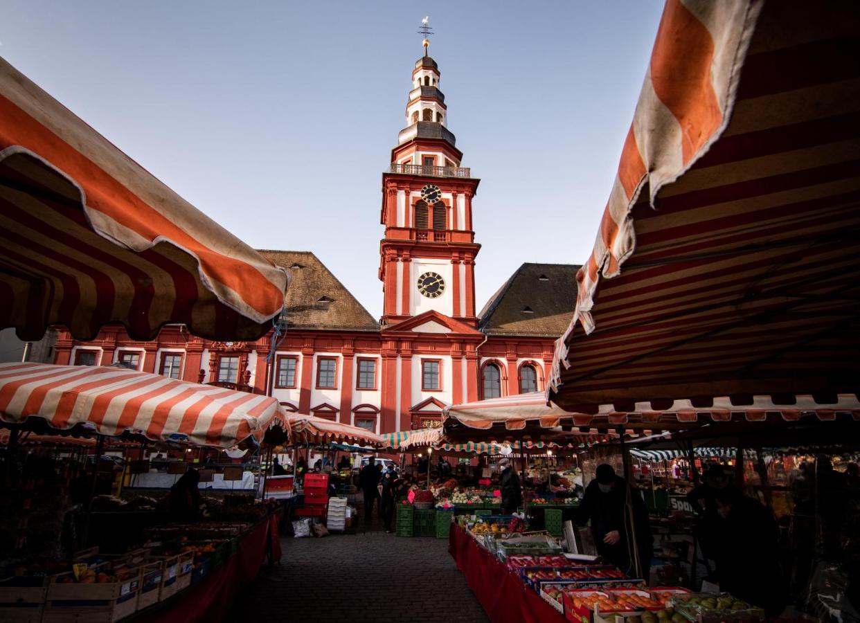 Hostel MHG Exterior foto The Christmas market in front of the church