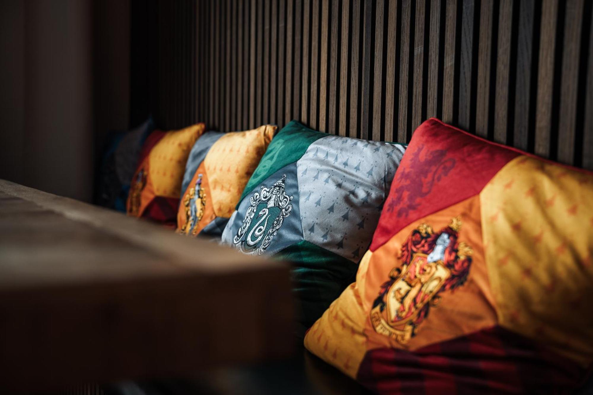 Hostel MHG Exterior foto Pillows with the coats of arms of the four houses